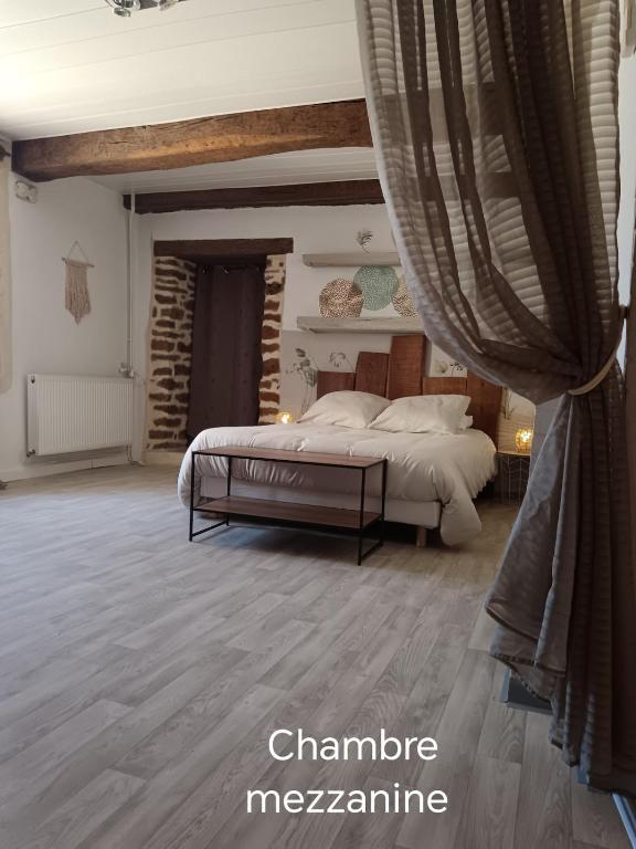 Ένα ή περισσότερα κρεβάτια σε δωμάτιο στο Maison au bord de l'eau