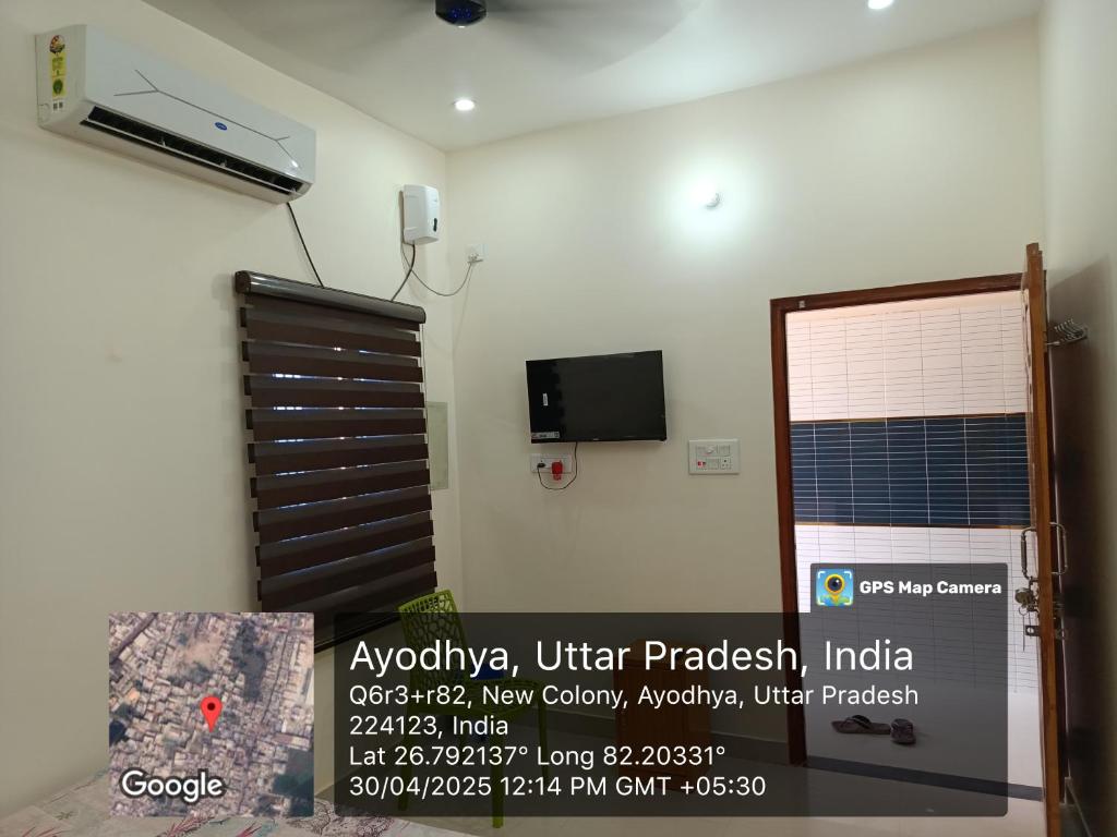 TV a/nebo společenská místnost v ubytování Kusum Home stay Near Ram Mandir Gate 200 -300 Meter , Near Hanuman gari Mandir, Jain mandir , railway station Goverment hosiptal , launch , Breakfast available, Free pick up Ayodhya dham railway station , airport pickup ,Ayodhya cant pickup