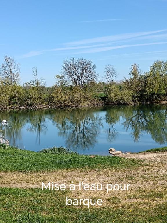 Výhled na řeku, která protéká v blízkosti prázdninového domu