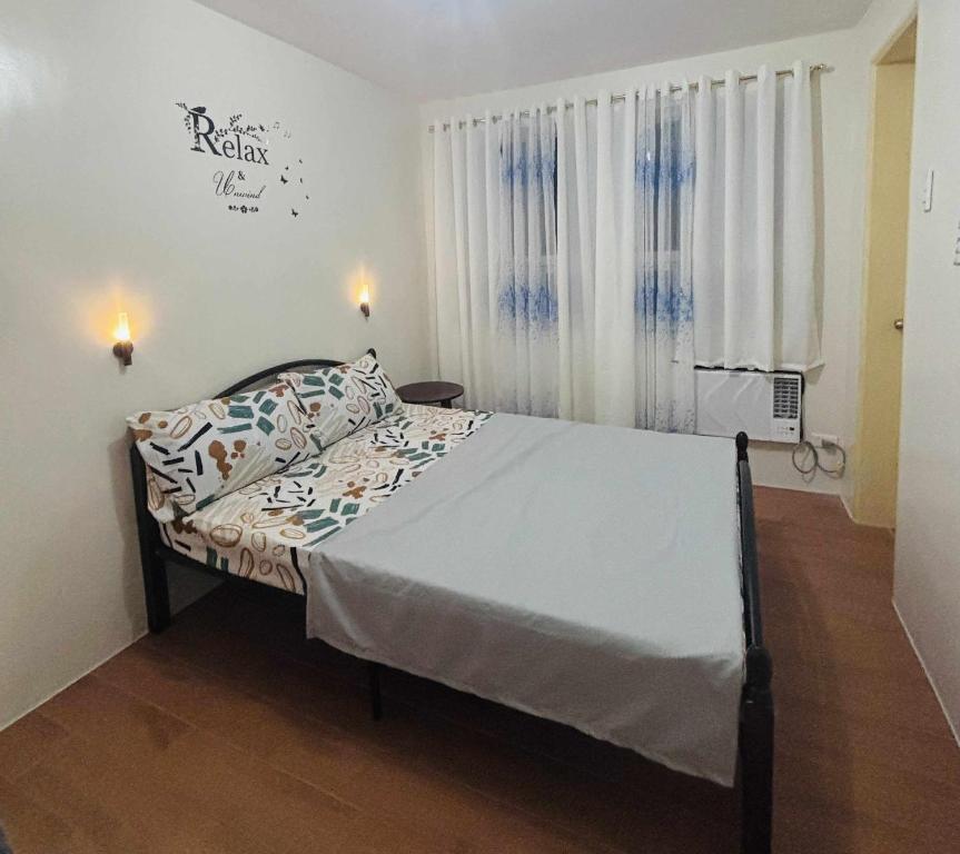 Postel nebo postele na pokoji v ubytování Seawind 2BR Condo near Samal Ferry Wharf