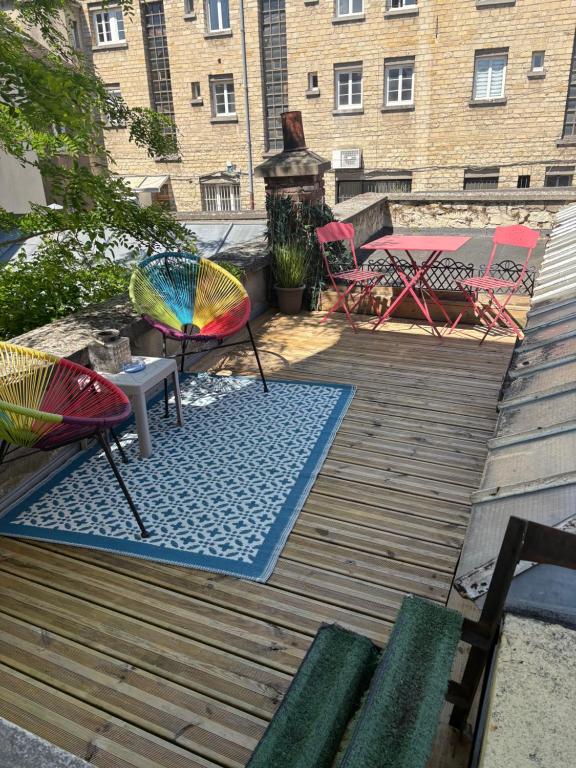 Gallery image of Très bel appartement de style ancien avec sa terrasse en bois en coeur de ville in Compiègne