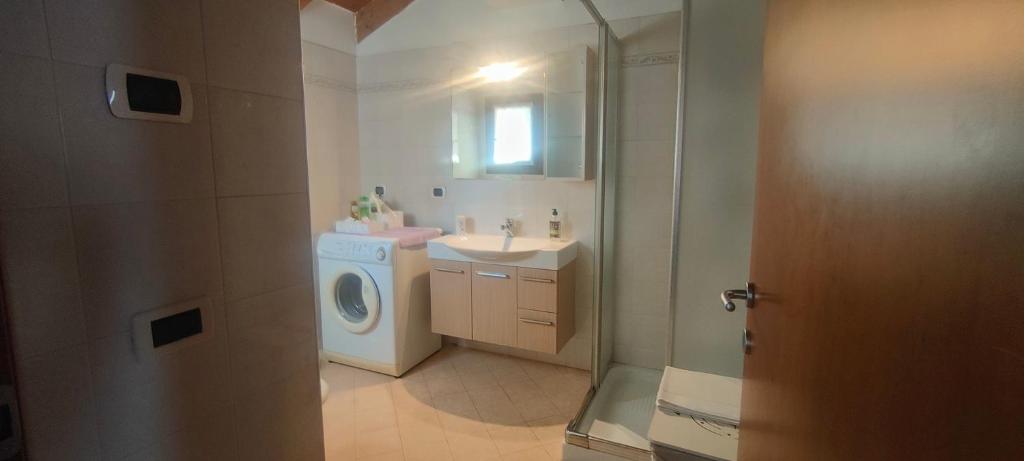 a bathroom with a washing machine and a sink at Urban 34 - station & centre in Treviso