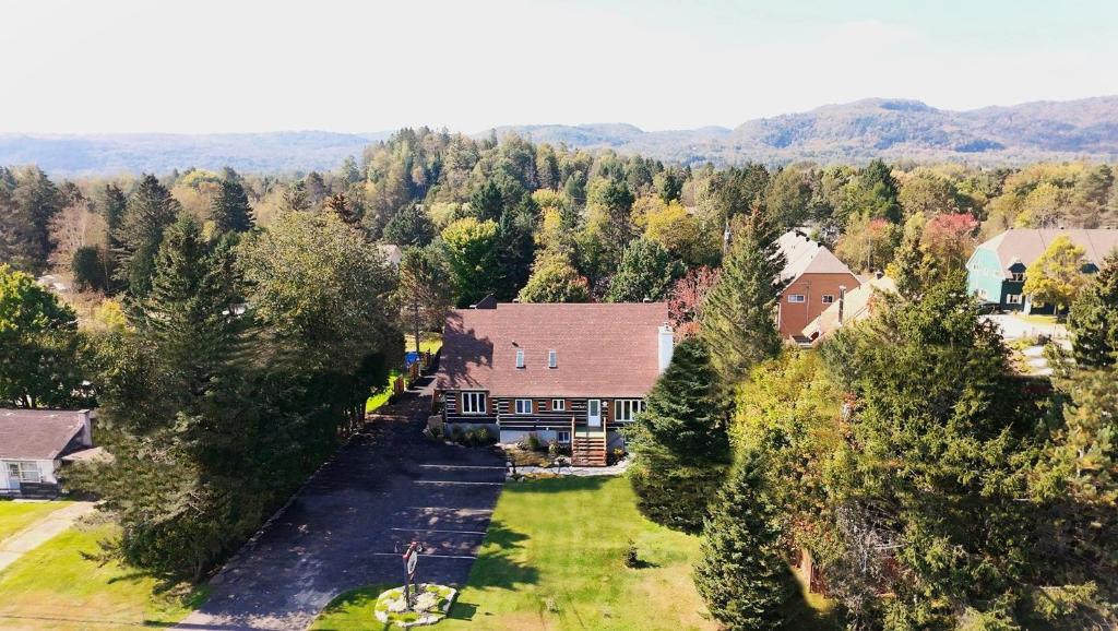 an aerial view of a house in the woods at Le Pimbina in Mont-Tremblant