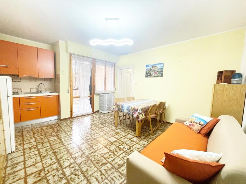 ein Wohnzimmer mit Sofa und Tisch in der Unterkunft Dimora Scacciapensieri a Marina di Cecina by Zoom In Earth in Marina di Cecina