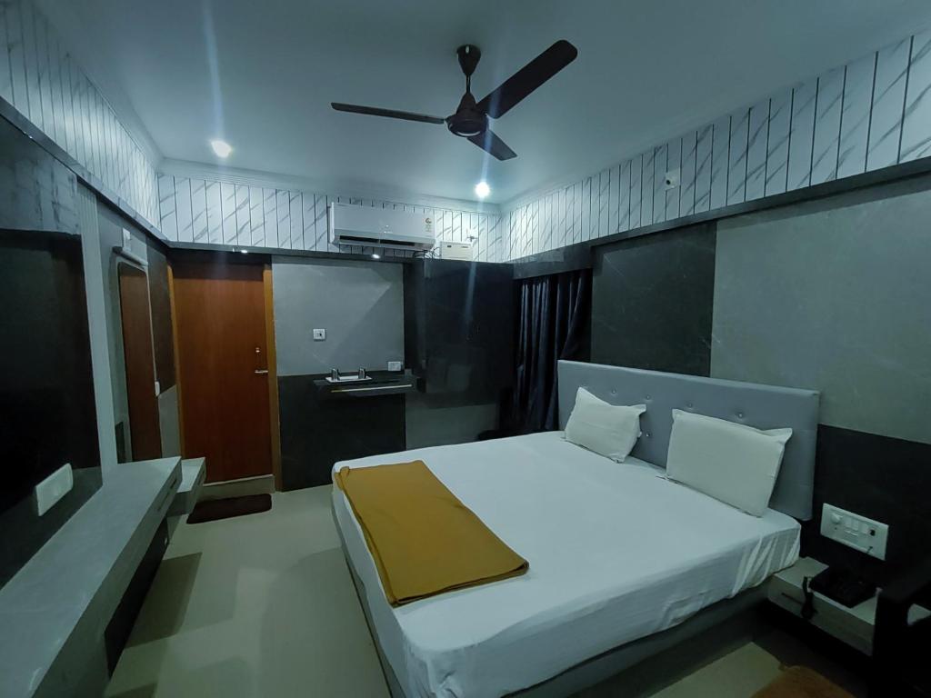Postel nebo postele na pokoji v ubytování Hotel Govindh Heights
