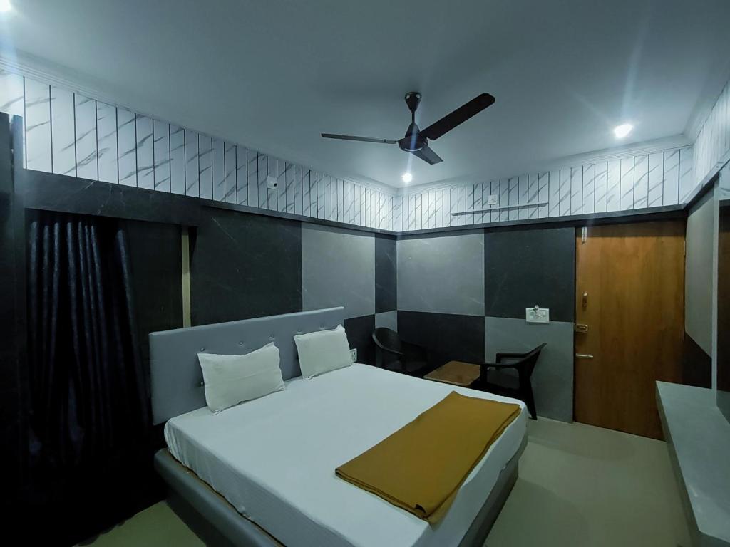 Postel nebo postele na pokoji v ubytování Hotel Govindh Heights
