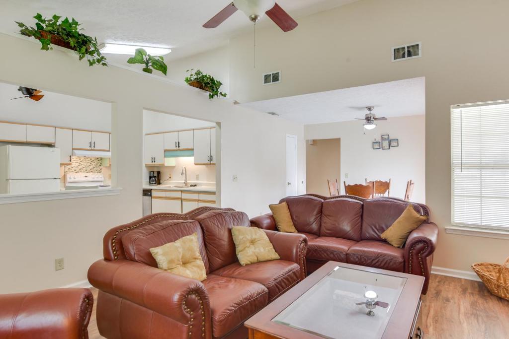 Χώρος καθιστικού στο Near Shops and Eats Richmond Hill Home with Yard!