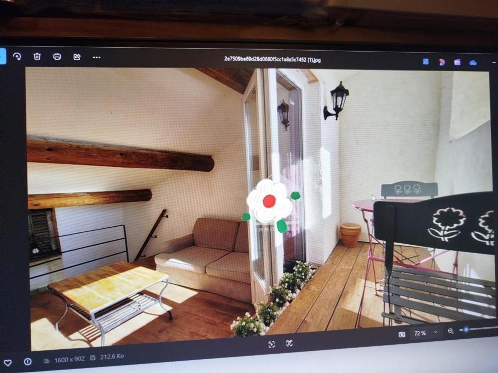 une capture d'écran d'un salon avec un canapé dans l'établissement maison atypique terrasse vue st victoire, à La Celle-sous-Gouzon