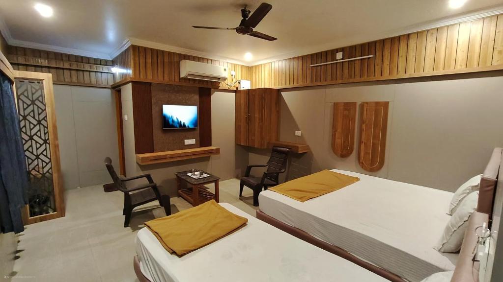 Postel nebo postele na pokoji v ubytování Hotel Govindh Heights