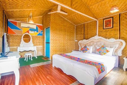 Un pat sau paturi într-o cameră la N S beach cottage bar restaurant