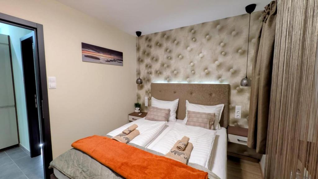 een slaapkamer met een groot bed met schoenen erop bij Balance Apartman Debrecen in Debrecen