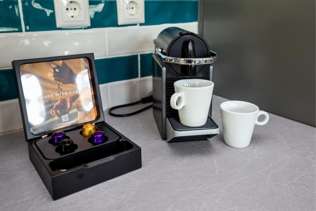 Příslušenství pro přípravu čaje a kávy v ubytování UpArtments