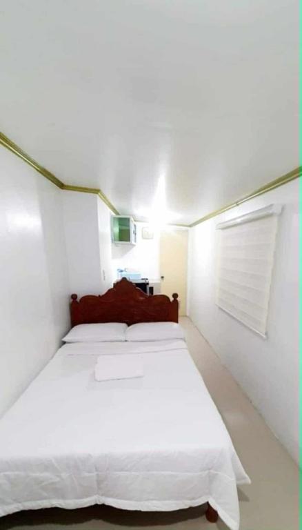 Postel nebo postele na pokoji v ubytování R&G Transient Affordable Studio Apartment, Aurora