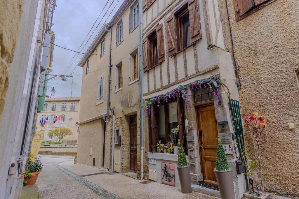 an alley with a building with a flower shop at The retreat in Montréal