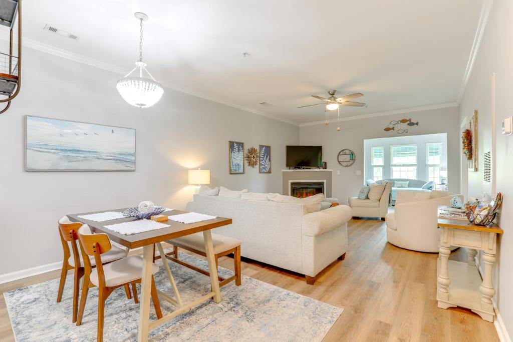 ein Wohnzimmer mit Tisch und Couch in der Unterkunft Less Than 2 Mi to Beach Savannah Shores Resort Condo! in Myrtle Beach
