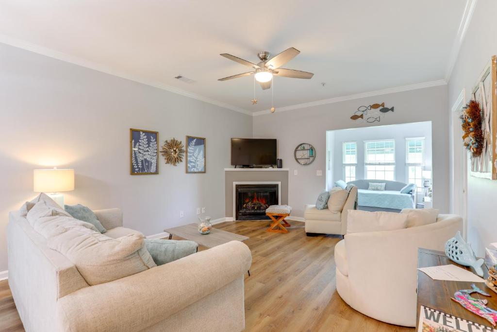 ein Wohnzimmer mit weißen Möbeln und einem Kamin in der Unterkunft Less Than 2 Mi to Beach Savannah Shores Resort Condo! in Myrtle Beach