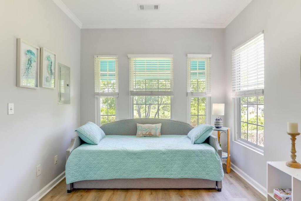 ein Schlafzimmer mit einem Bett in einem Zimmer mit Fenstern in der Unterkunft Less Than 2 Mi to Beach Savannah Shores Resort Condo! in Myrtle Beach