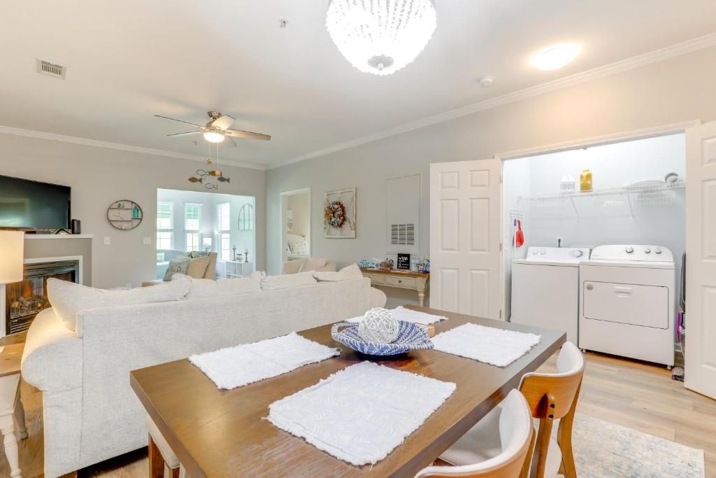 Küche&#47;Küchenzeile in der Unterkunft Less Than 2 Mi to Beach Savannah Shores Resort Condo!