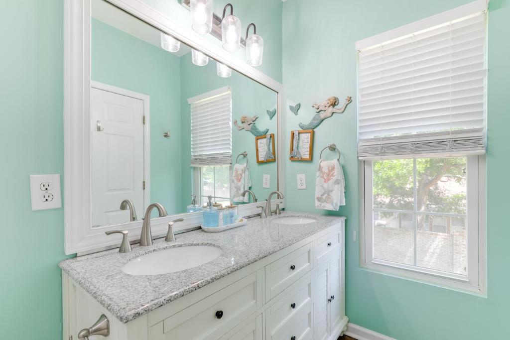 Ein Badezimmer in der Unterkunft Less Than 2 Mi to Beach Savannah Shores Resort Condo!