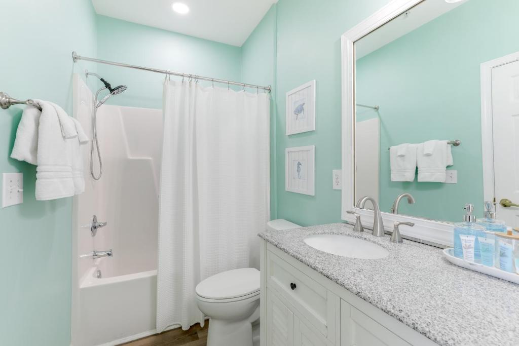Ein Badezimmer in der Unterkunft Less Than 2 Mi to Beach Savannah Shores Resort Condo!