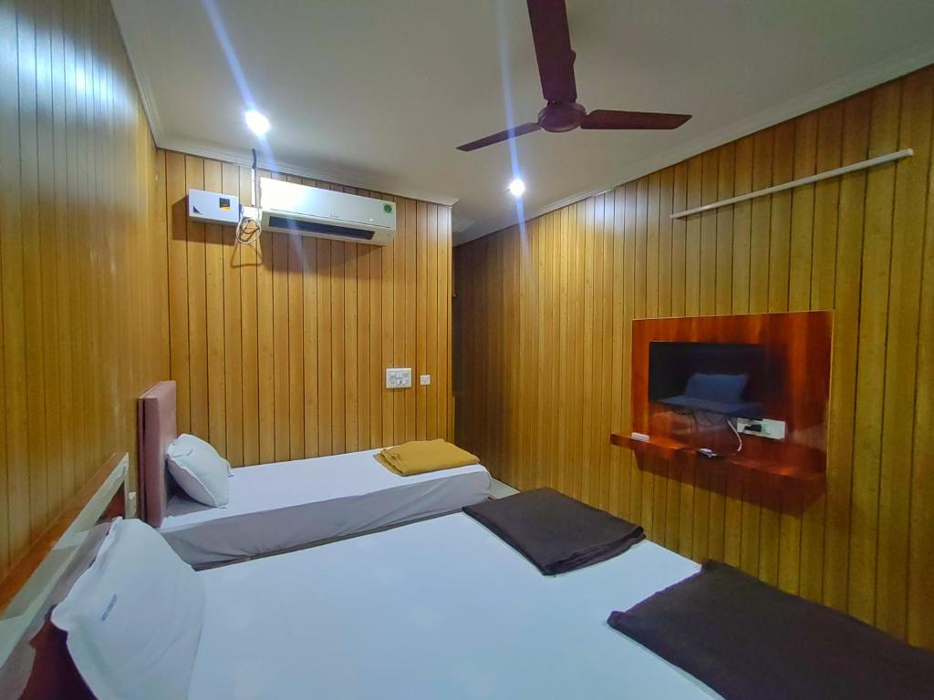 Postel nebo postele na pokoji v ubytování Hotel Govindh Heights