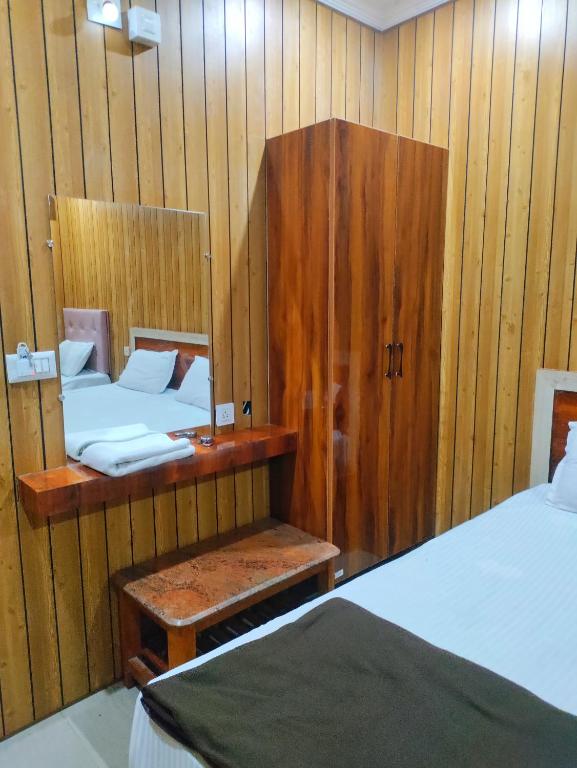 Postel nebo postele na pokoji v ubytování Hotel Govindh Heights