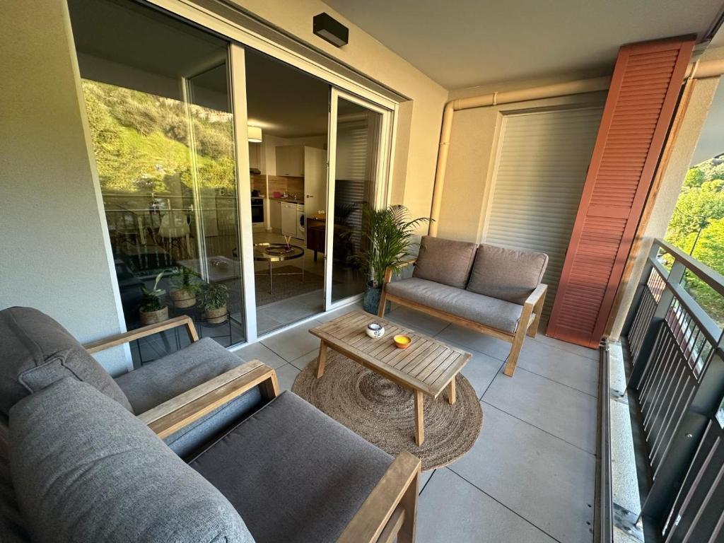 Photo de la galerie de l'établissement Appartement Terrasse & Piscine, à Saint-Martin-du-Var