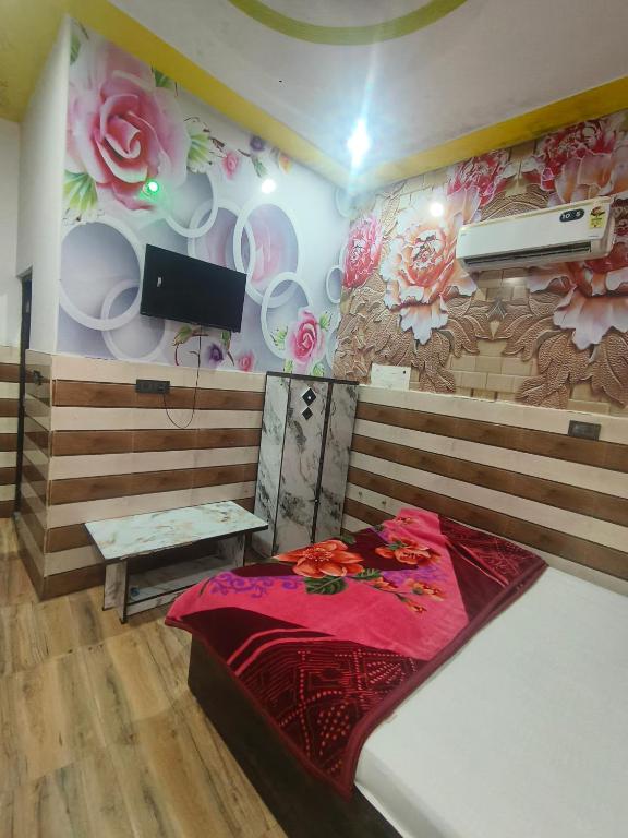 TV a/nebo společenská místnost v ubytování K D Dham Near Prem Mandir Iskcon temple Vrindavan
