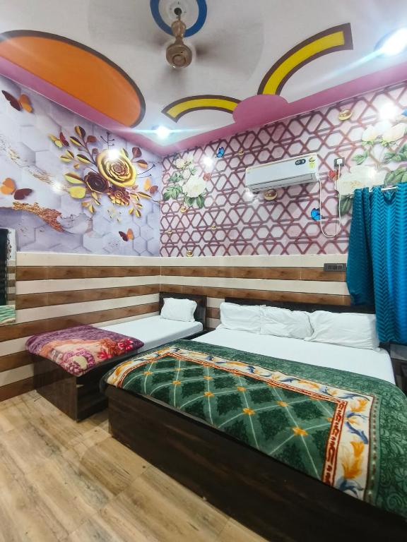 Postel nebo postele na pokoji v ubytování K D Dham Near Prem Mandir Iskcon temple Vrindavan