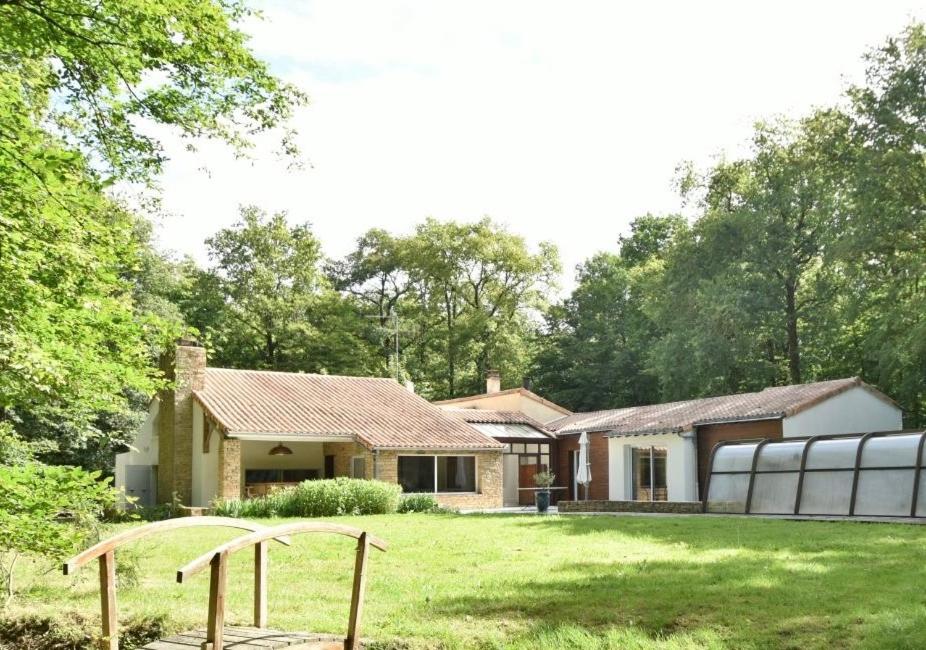 une maison avec une clôture devant une cour dans l'établissement Domaine du Chêne du Vert, à Yzernay