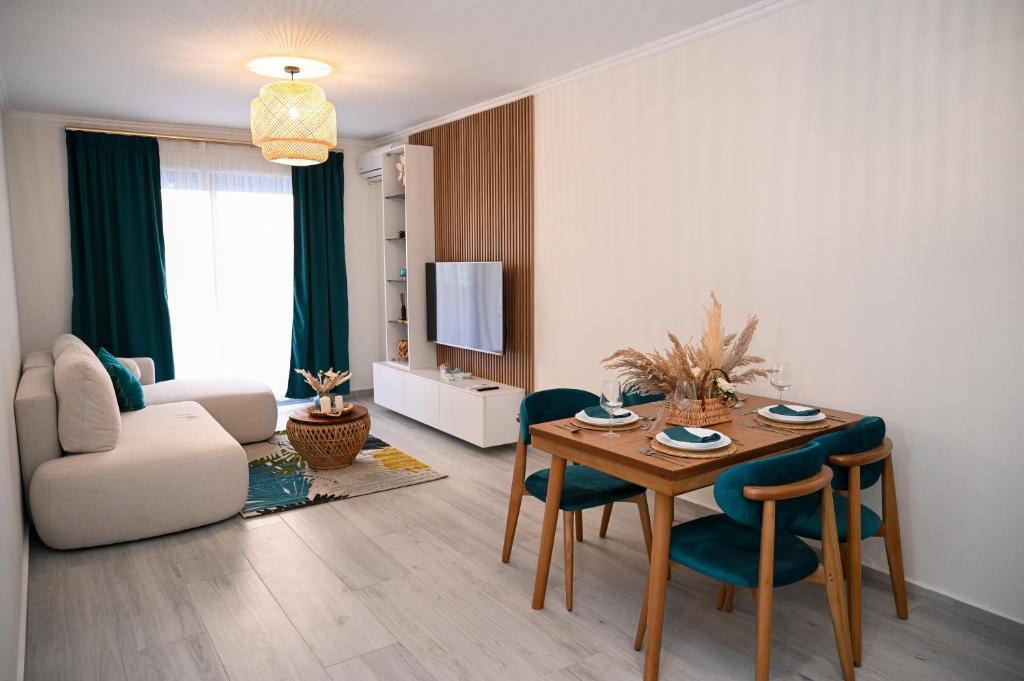 a living room with a table and chairs and a couch at Maison de jolie in Golem