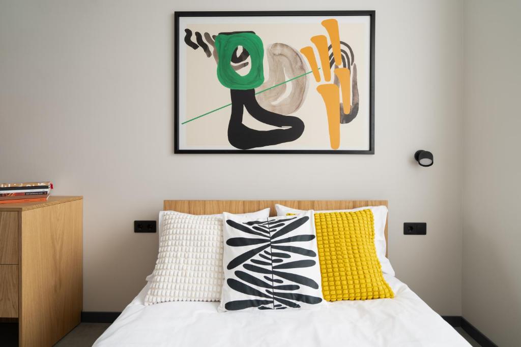 Postel nebo postele na pokoji v ubytování Corner Hotel