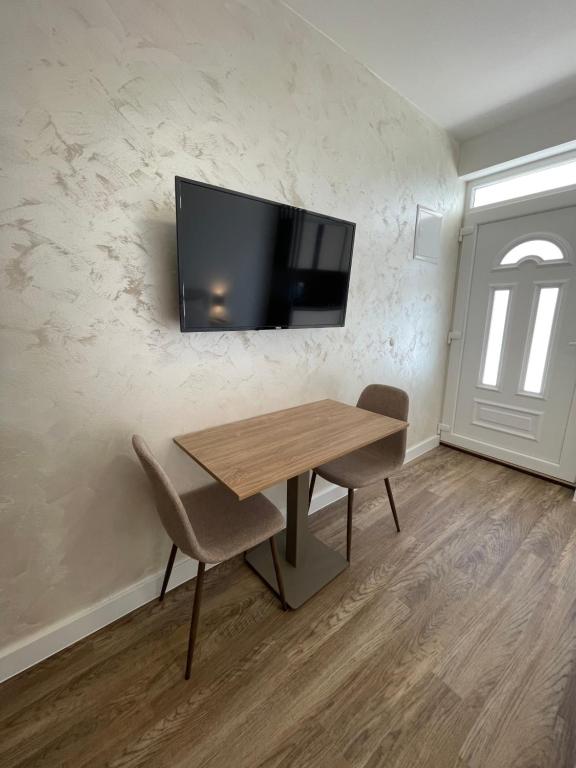 TV a/nebo společenská místnost v ubytování Apartments Njavro Neum