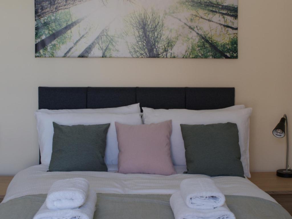 Voodi või voodid majutusasutuse The Newborough - 1 Bedroom Apartment toas