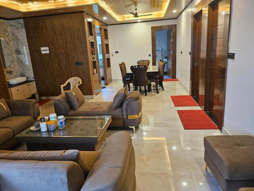 una sala de estar con un sofá y una mesa en Mussoorie Nature Stay, en Mussoorie