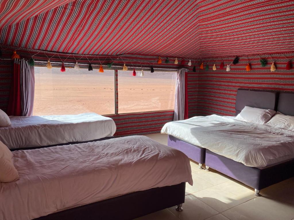 Postel nebo postele na pokoji v ubytování Wadi Rum Crescent Camp & Tours