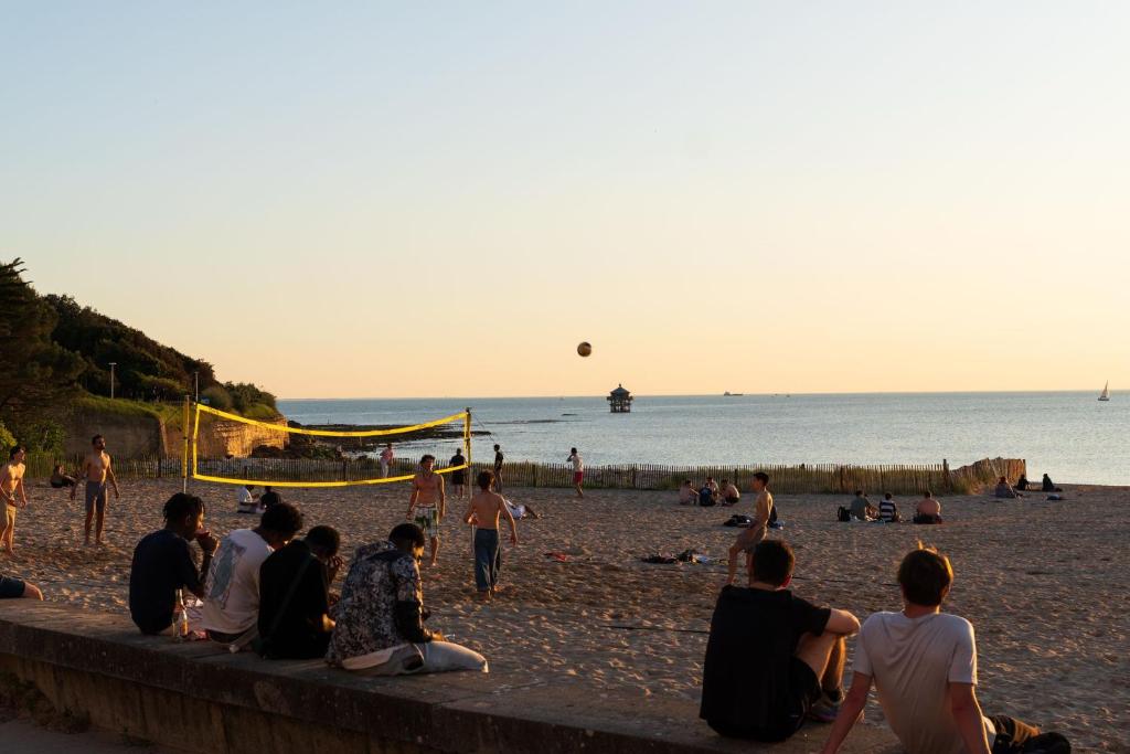 Photo de la galerie de l'établissement Appartement - terrasse à un pas de la plage, à La Rochelle