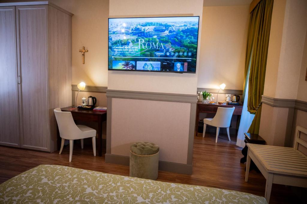 TV a/nebo společenská místnost v ubytování Basilica Hotel