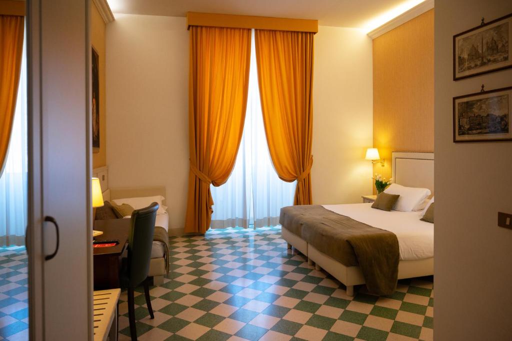 Postel nebo postele na pokoji v ubytování Basilica Hotel