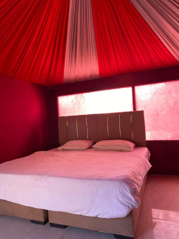 Postel nebo postele na pokoji v ubytování Wadi Rum Crescent Camp & Tours
