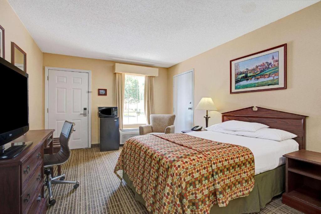 Baymont by Wyndham Smithfield photo