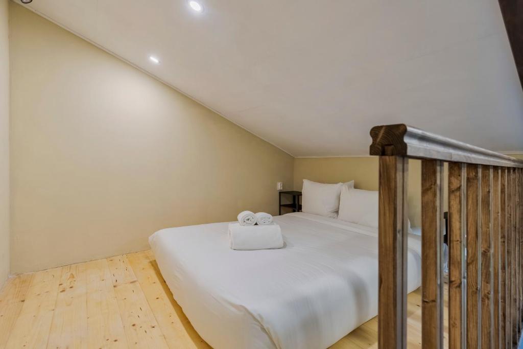 En eller flere senge i et værelse på Palmela Oásis Apartment II