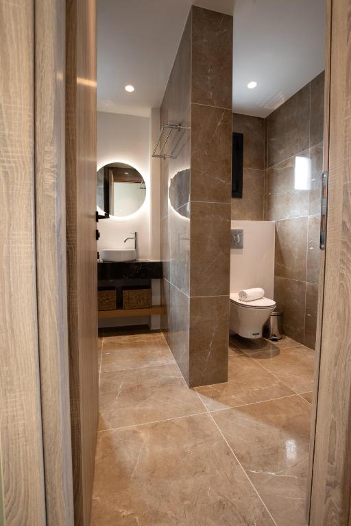 Koupelna v ubytování Trinasus Hotel