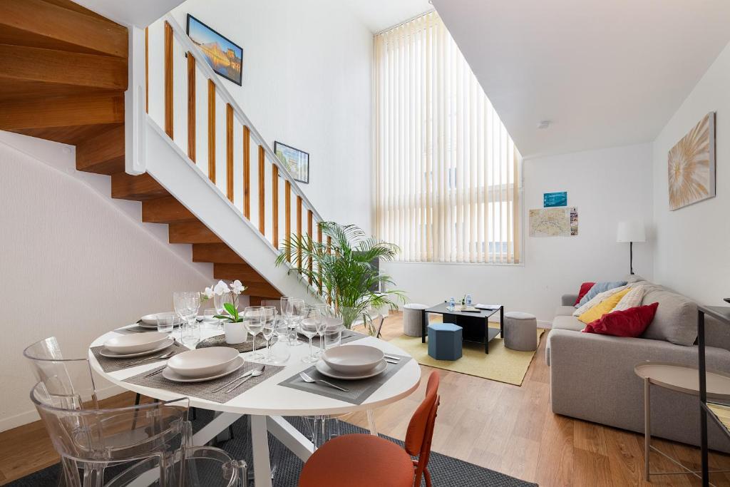 Et opholdsområde på Duplex Cosy 6 personnes - Parking Gratuit - 15 min Centre de Paris Metro 13