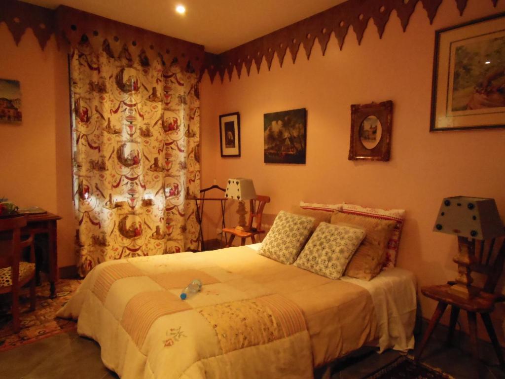 um quarto com uma cama num quarto em Les Bains Bed & Breakfast em Cheny