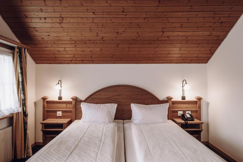 Letto o letti in una camera di Hotel Chalet Swiss