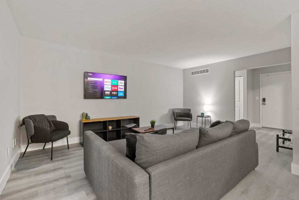Μια τηλεόραση ή/και κέντρο ψυχαγωγίας στο Urban Oasis Sleek Cozy & Well-Located