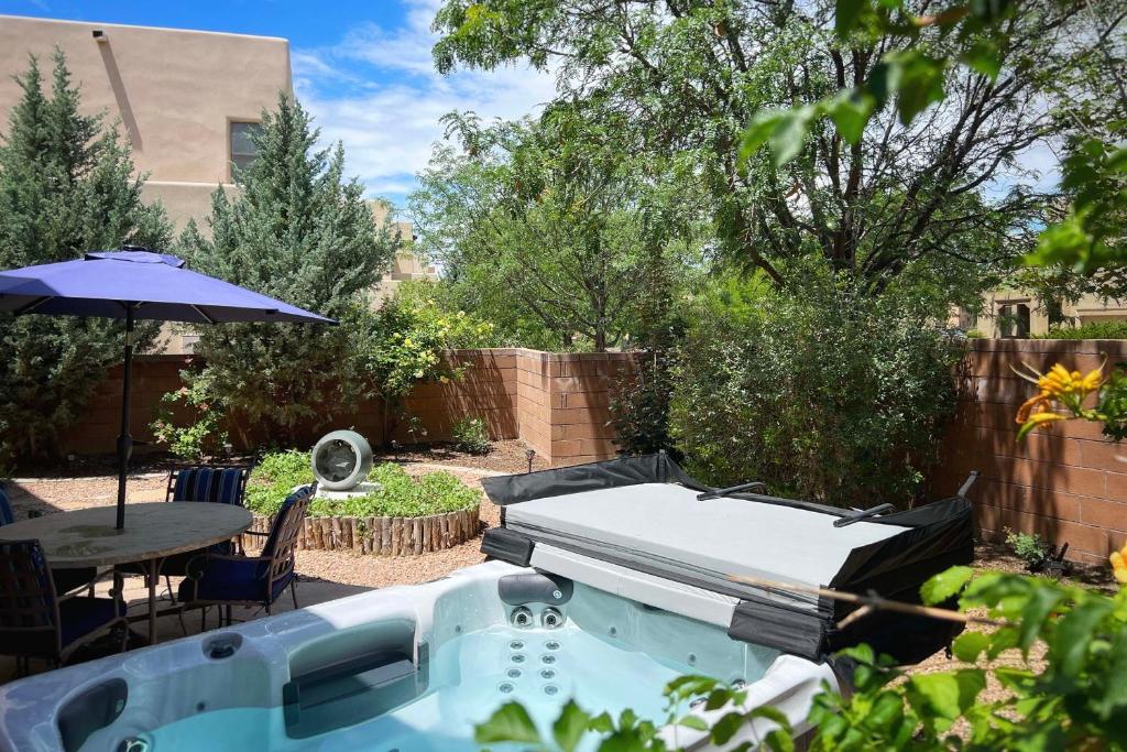 Πισίνα στο ή κοντά στο Hot Tub, Patio and Grill Sante Fe Getaway