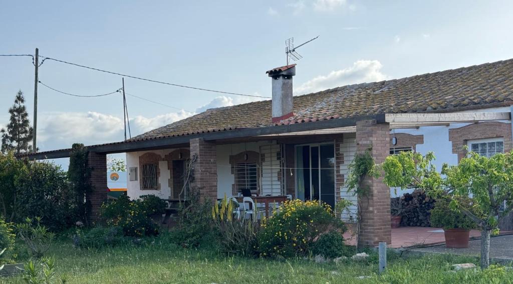 una casa de ladrillo con una chimenea encima en Masia en el Delta del Ebro, en L'Aldea