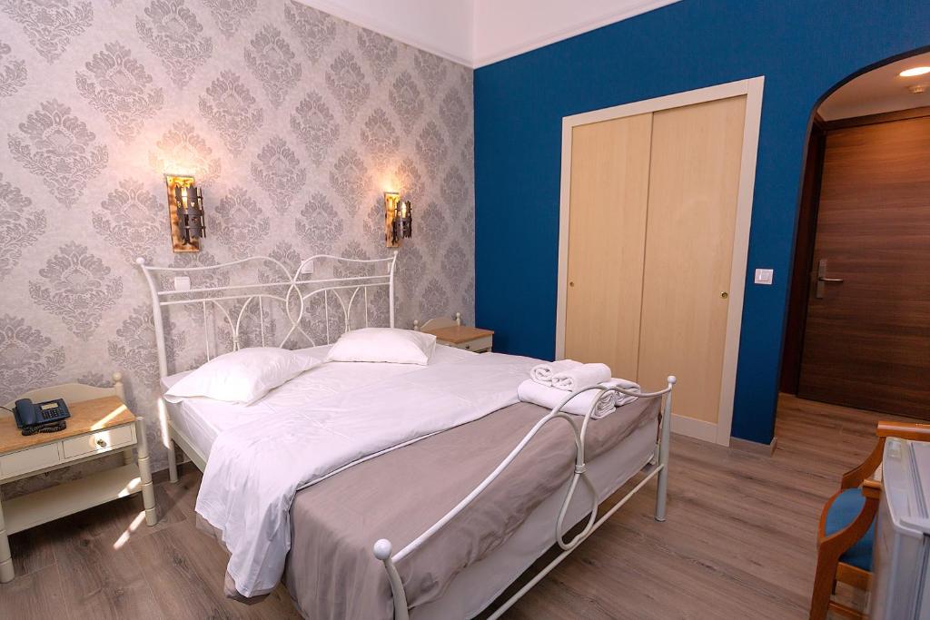 Postel nebo postele na pokoji v ubytování Hotel Kosmopolit